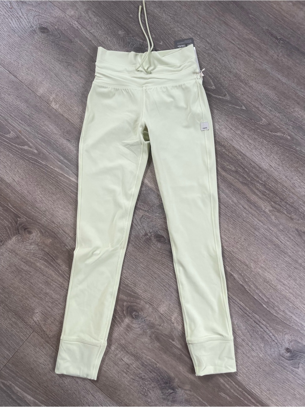Vuori extra small daily form, leggings, lemongrass new with tags